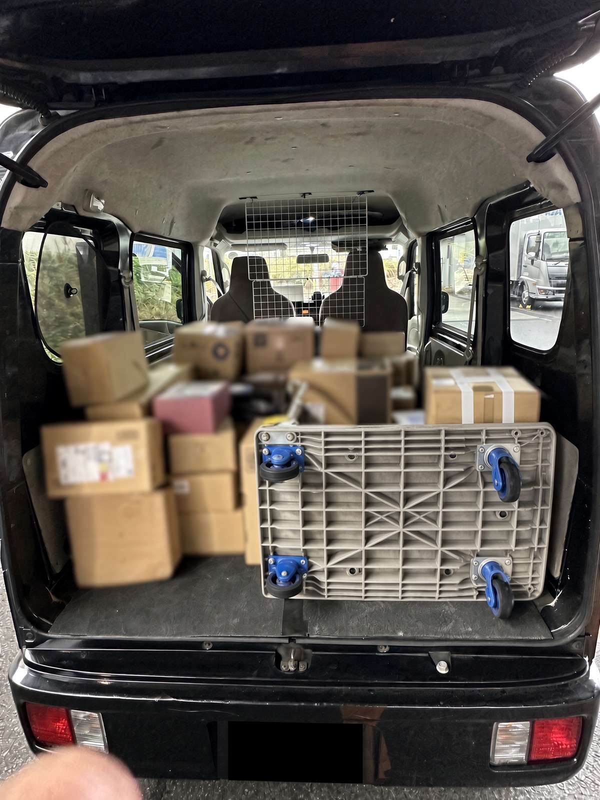 軽バン後部の荷物積み込み